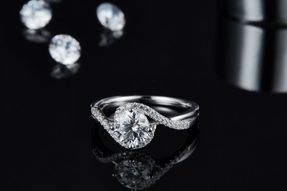 Einfache Ankunft S925 Bright Einstellung Frauen Unendlichkeit Runde Cut Moissanite Band Twist Hochzeit Verlobungsring