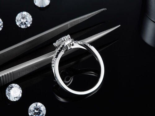 Einfache Ankunft S925 Bright Einstellung Frauen Unendlichkeit Runde Cut Moissanite Band Twist Hochzeit Verlobungsring