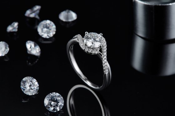 Einfache Ankunft S925 Bright Einstellung Frauen Unendlichkeit Runde Cut Moissanite Band Twist Hochzeit Verlobungsring