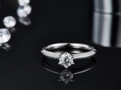 pc145445979-white_moissanite_and_sapphire_platineve_diamonds_jewelry_engagement_women_ring Moissanite branca e safira platineve diamantes jóias noivado mulheres anel