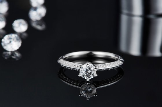 pc145445979-white_moissanite_and_sapphire_platineve_diamonds_jewelry_engagement_women_ring Moissanite branca e safira platineve diamantes jóias noivado mulheres anel