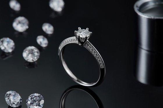 pc145445980-white_moissanite_and_sapphire_platineve_diamonds_jewelry_engagement_women_ring Moissanite branca e safira platineve diamantes jóias noivado mulheres anel