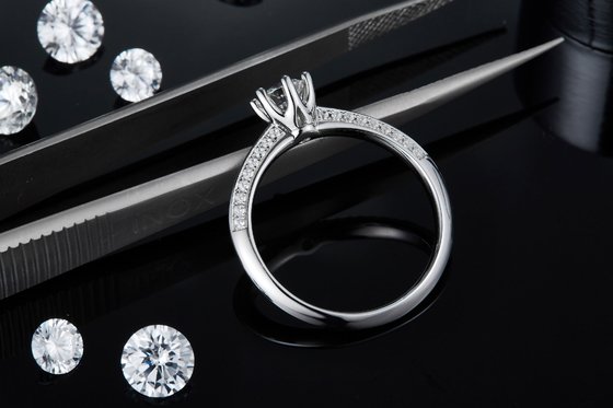 pc145445982-white_moissanite_and_sapphire_platineve_diamonds_jewelry_engagement_women_ring Moissanite branca e safira platineve diamantes jóias noivado mulheres anel