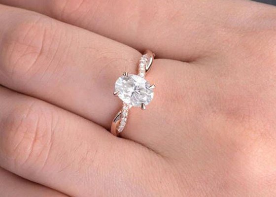 Mossianite 2.5ct Oval Engagement Ring 18K Rose Gold Material