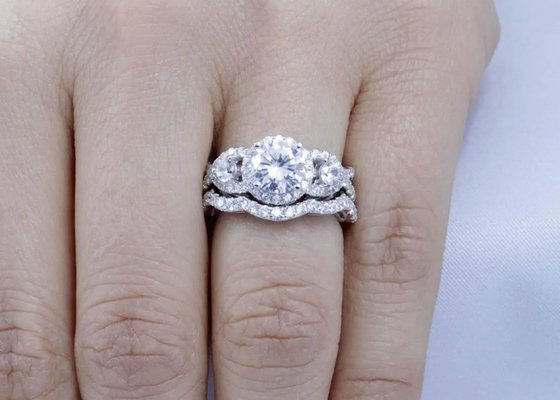 OEM ODM Natural Diamond Wedding Rings , Halo Style Promise Rings 6.5mm Dimension