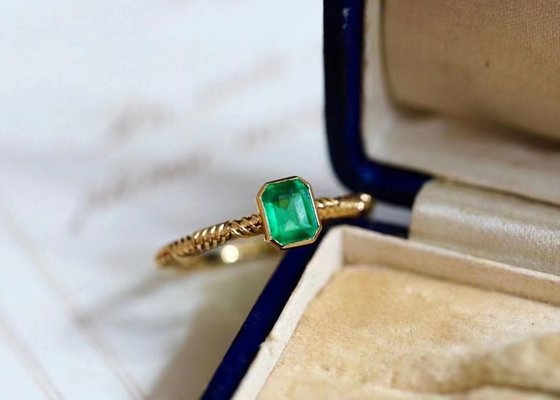 0.51ct Natural Green Emerald Ring , 18K Gold Diamond Ring for Wedding