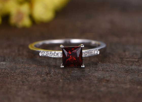 Princess Cut Garnet Diamond Engagement Ring Prong Setting Type