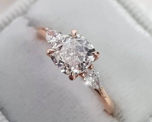 Claw setting Cushion Cut Diamond Ring with 8×8mm 3 Stone OEM