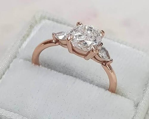 Claw setting Cushion Cut Diamond Ring with 8×8mm 3 Stone OEM