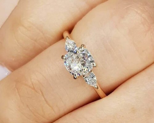 Claw setting Cushion Cut Diamond Ring with 8×8mm 3 Stone OEM