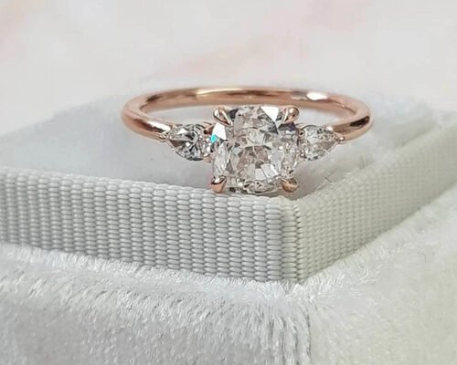 Claw setting Cushion Cut Diamond Ring with 8×8mm 3 Stone OEM