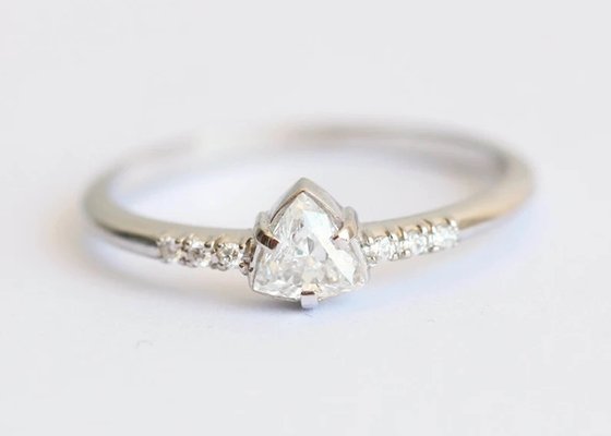 Fashion Real Diamond Jewellery Ring with 4×4mm Triangle Stone ODM