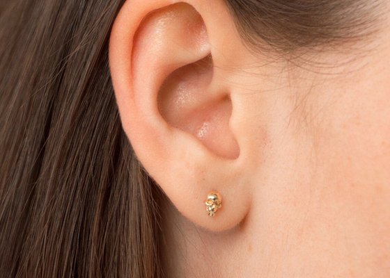 Anniversary Gold Skull Earrings 3×5MM Prong Hand Setting Type ODM